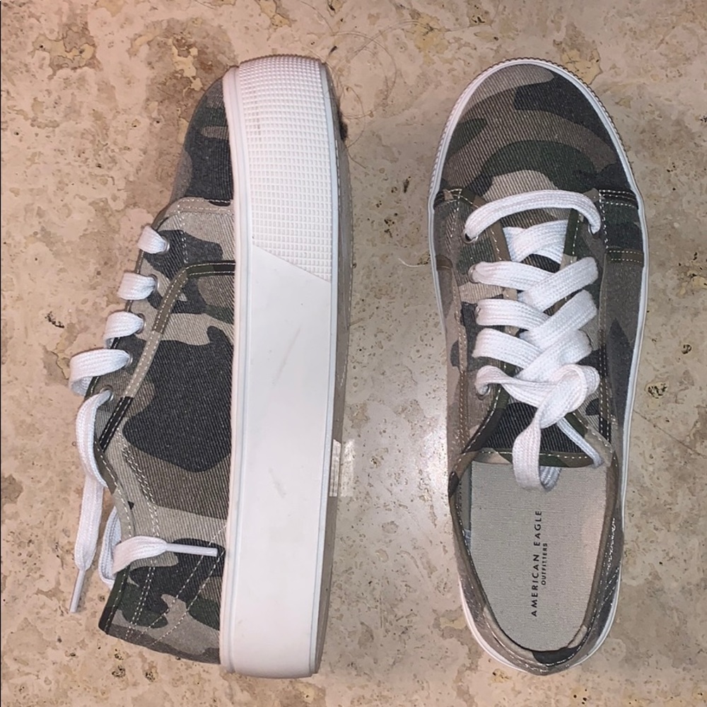 AMERICAN EAGLE CAMO PLATFORM CANVAS SNEAKERS SZ 8
